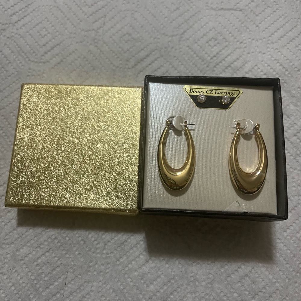 Beautiful 2 pairs of gold tone CZ earrings NWT in original box